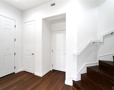 350 Catalina Way - Photo Thumbnail 8