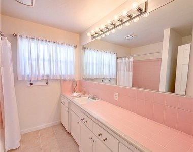 572 Harloe Avenue - Photo Thumbnail 8