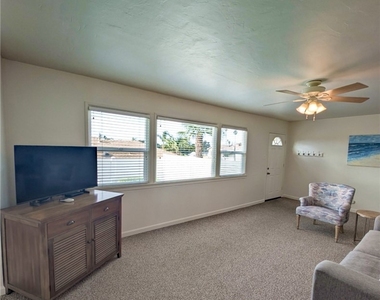572 Harloe Avenue - Photo Thumbnail 3