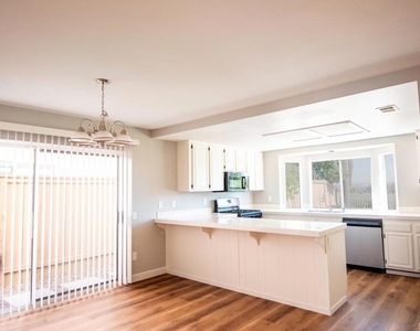 1872 Teakwood Way - Photo Thumbnail 4