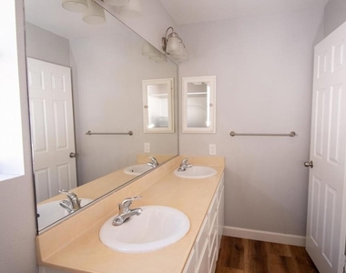 1872 Teakwood Way - Photo Thumbnail 13