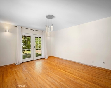 2225 E Glenoaks Boulevard - Photo Thumbnail 17