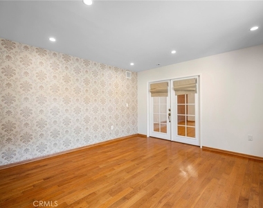2225 E Glenoaks Boulevard - Photo Thumbnail 16