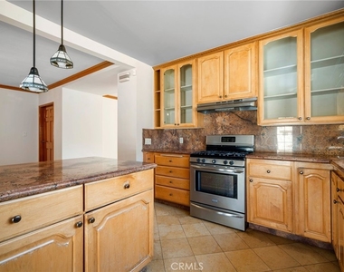 2225 E Glenoaks Boulevard - Photo Thumbnail 13