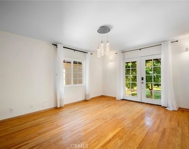 2225 E Glenoaks Boulevard - Photo Thumbnail 19