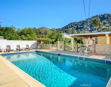 2225 E Glenoaks Boulevard - Photo Thumbnail 37
