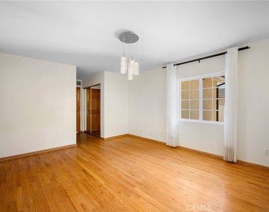 2225 E Glenoaks Boulevard - Photo Thumbnail 18