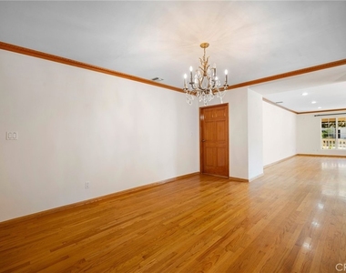 2225 E Glenoaks Boulevard - Photo Thumbnail 9