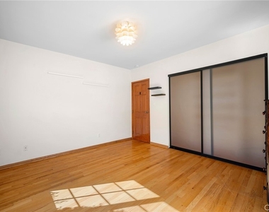 2225 E Glenoaks Boulevard - Photo Thumbnail 22