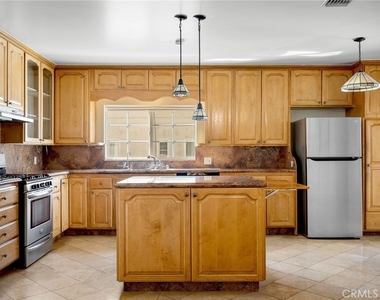 2225 E Glenoaks Boulevard - Photo Thumbnail 10