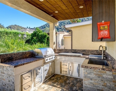 2225 E Glenoaks Boulevard - Photo Thumbnail 34