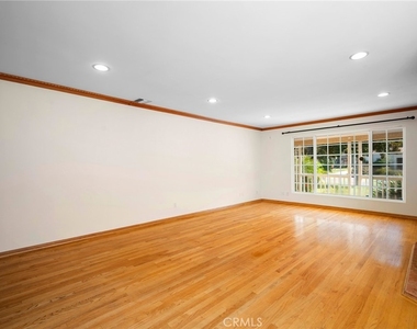 2225 E Glenoaks Boulevard - Photo Thumbnail 7