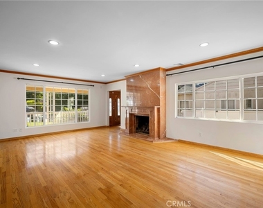 2225 E Glenoaks Boulevard - Photo Thumbnail 6