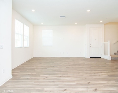 1592 Redwoods Drive - Photo Thumbnail 4
