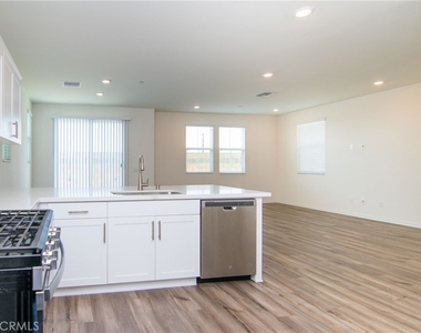 1592 Redwoods Drive - Photo Thumbnail 3