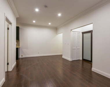 7223 Willoughby Avenue - Photo Thumbnail 2