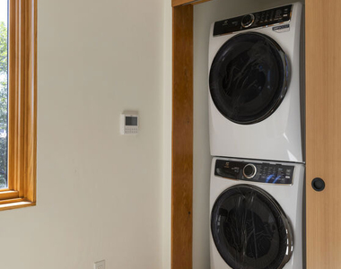 1619 1/2 N Benton Way - Photo Thumbnail 8
