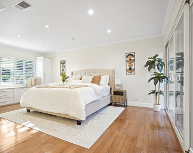 2452 N Altadena Drive - Photo Thumbnail 17