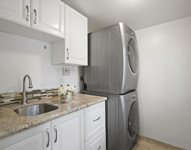 2452 N Altadena Drive - Photo Thumbnail 16