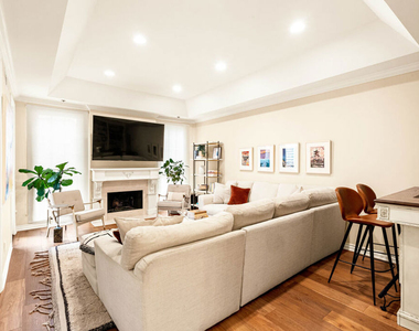 1370 Kelton Avenue - Photo Thumbnail 8