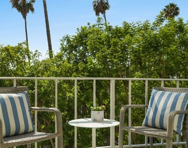 100 S Doheny Drive - Photo Thumbnail 17