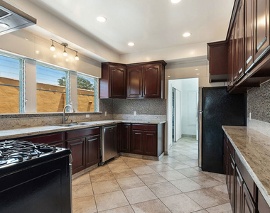 932 S Curson Avenue - Photo Thumbnail 9