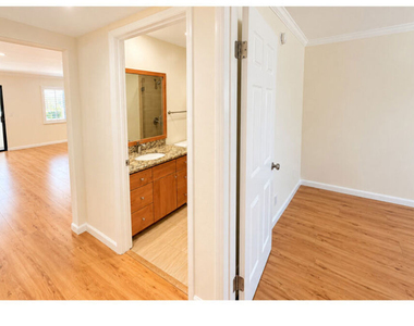 15141 Burbank Boulevard - Photo Thumbnail 5