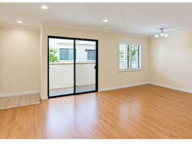 15141 Burbank Boulevard - Photo Thumbnail 6