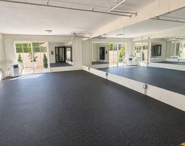 15141 Burbank Boulevard - Photo Thumbnail 14