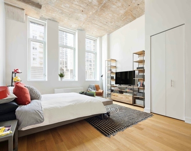Studio in Long Island City - Photo Thumbnail 1