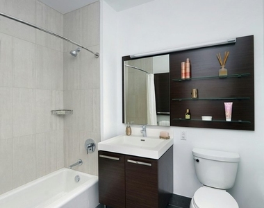 Studio in Long Island City - Photo Thumbnail 3