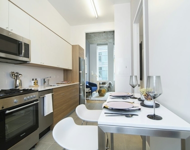 Studio in Long Island City - Photo Thumbnail 2