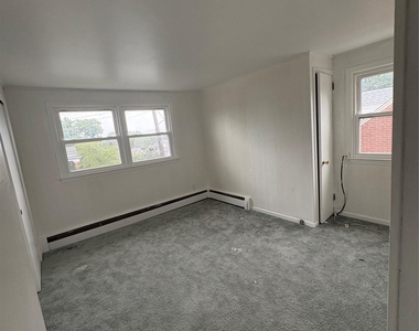 10 Rockland Avenue - Photo Thumbnail 6