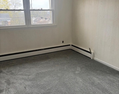 10 Rockland Avenue - Photo Thumbnail 2
