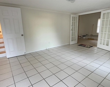 15 Huron Street - Photo Thumbnail 2