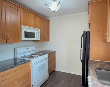 15 Huron Street - Photo Thumbnail 9