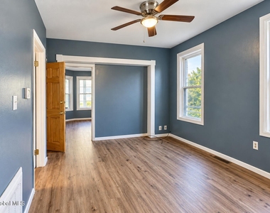 609 Crane Street - Photo Thumbnail 2