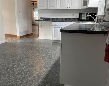 1601 W 7th Street - Photo Thumbnail 8