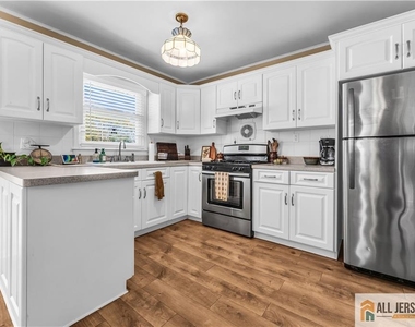 214 Furman Boulevard - Photo Thumbnail 6