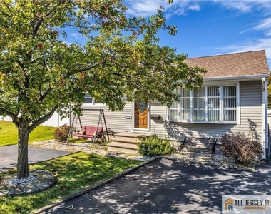 214 Furman Boulevard - Photo Thumbnail 2