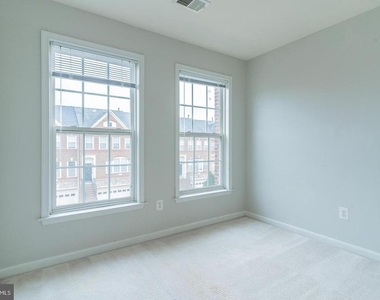 21927 Windy Oaks Square - Photo Thumbnail 32