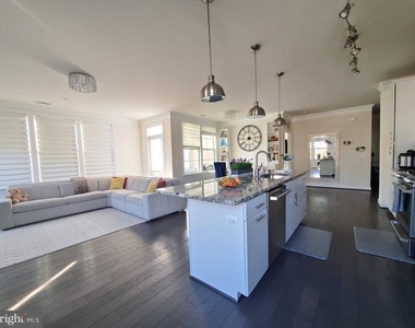 13740 Endeavour Drive - Photo Thumbnail 5