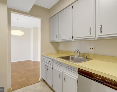 3800 Fairfax Drive - Photo Thumbnail 7