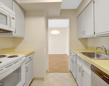 3800 Fairfax Drive - Photo Thumbnail 3