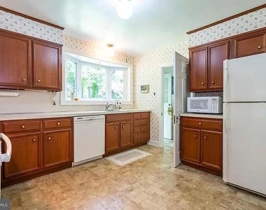 230 Sinkler Drive - Photo Thumbnail 6