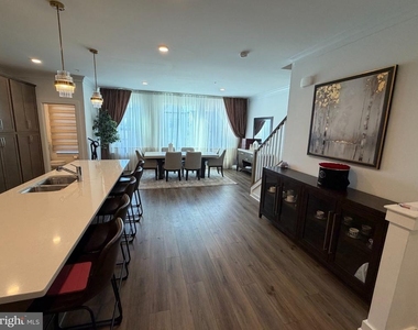 16031 Hyde Park Place - Photo Thumbnail 4
