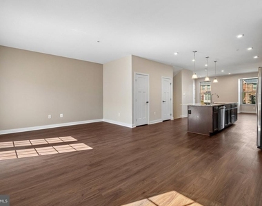 5904 Richmanor Terrace - Photo Thumbnail 9