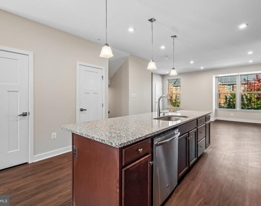 5904 Richmanor Terrace - Photo Thumbnail 5