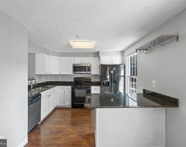 806 Lilac Court - Photo Thumbnail 5