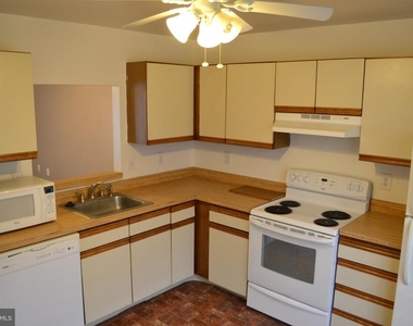 303 Cold Spring Place - Photo Thumbnail 2